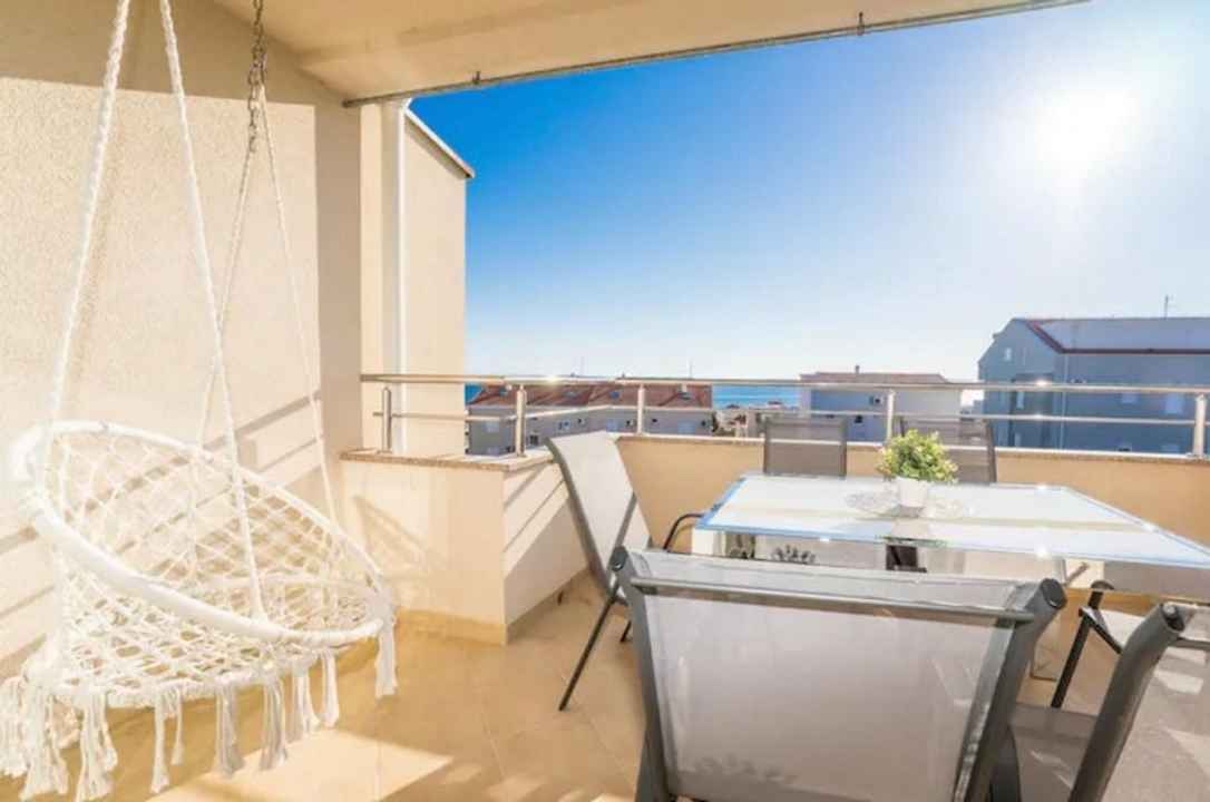 Appartement mit Meerblick in Novalja