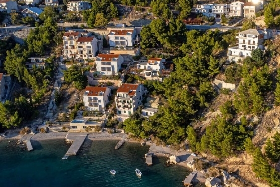 Building plot in an exclusive location by the sea near Omis