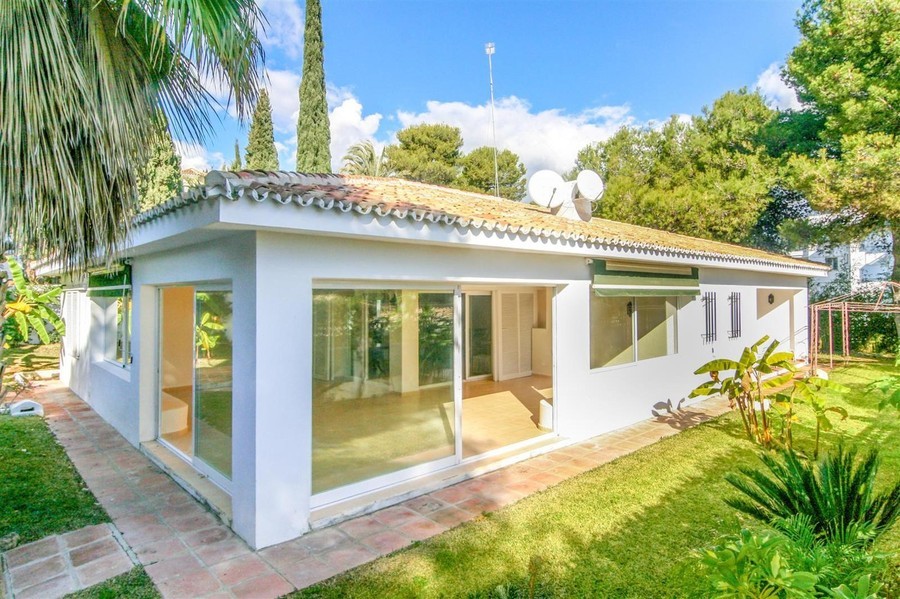 villa for sale in - Los Monteros 