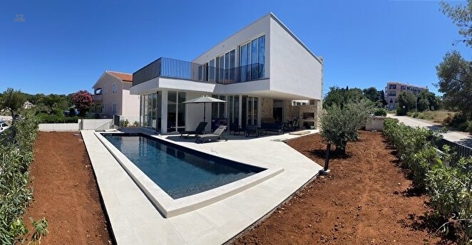 Villa moderna con piscina cerca del mar