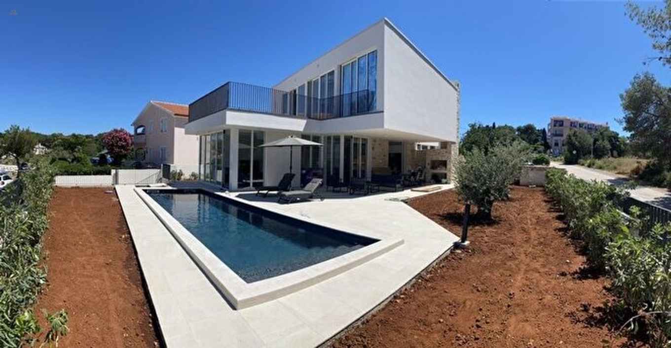 Villa moderna con piscina cerca del mar