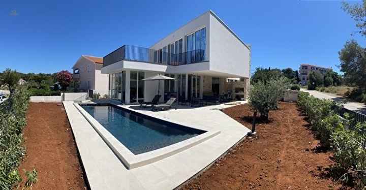 Villa moderne avec piscine près de la mer