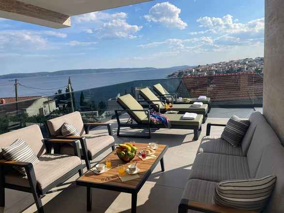 Moderne Villa mit Swimmingpool und Panorama-Meerblick