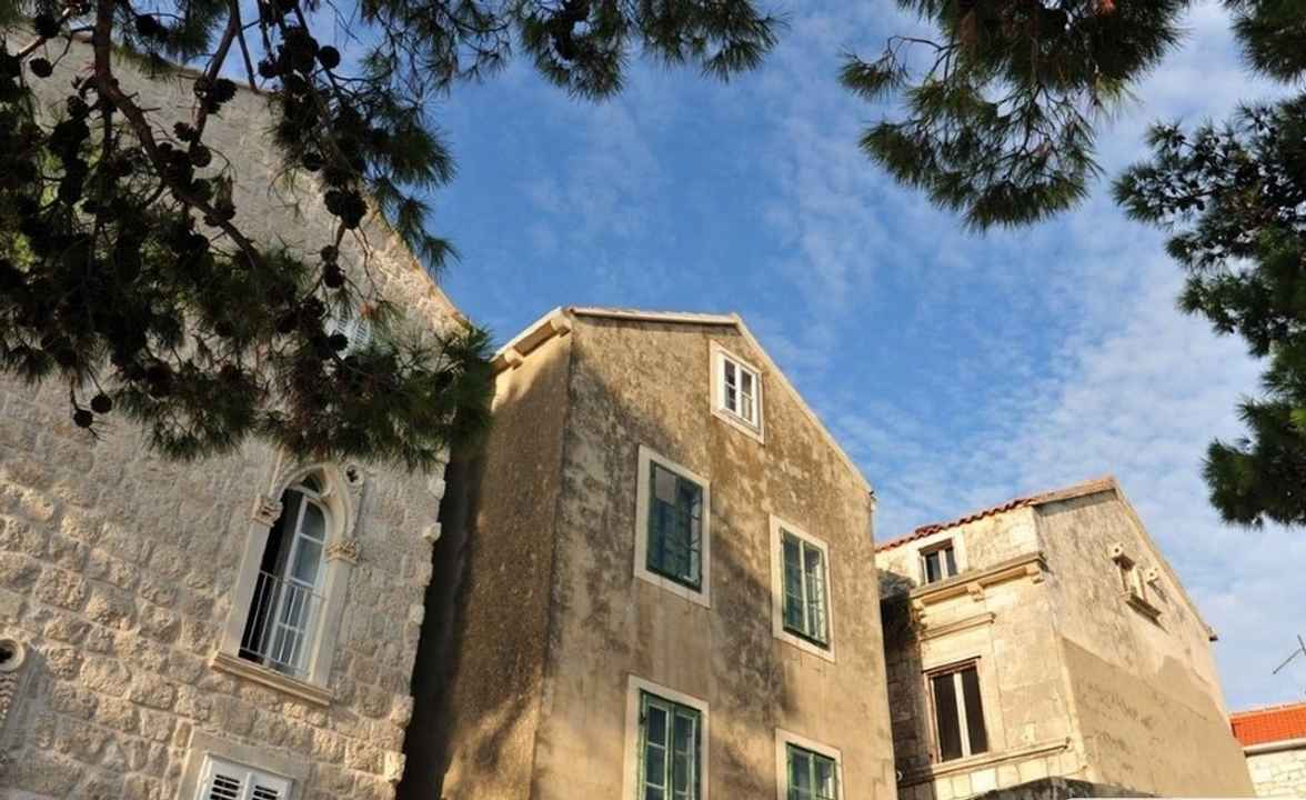 Einmalige Gelegenheit: Stadthaus direkt am Meer im Zentrum des historischen Stadtkerns von Korcula
