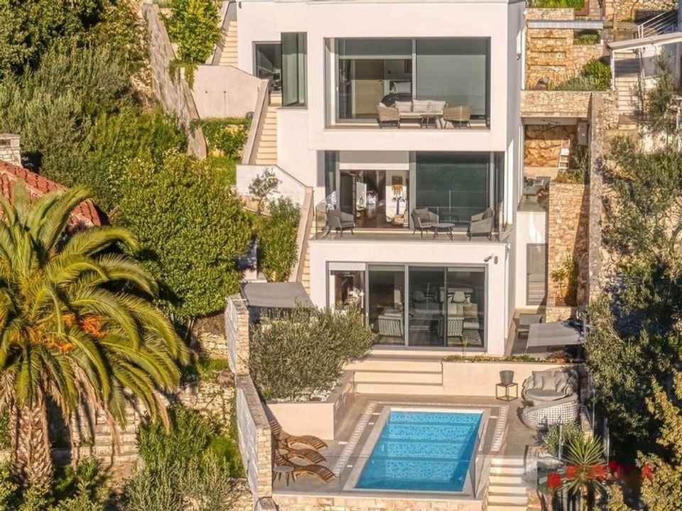 Moderna villa de lujo directamente en el mar