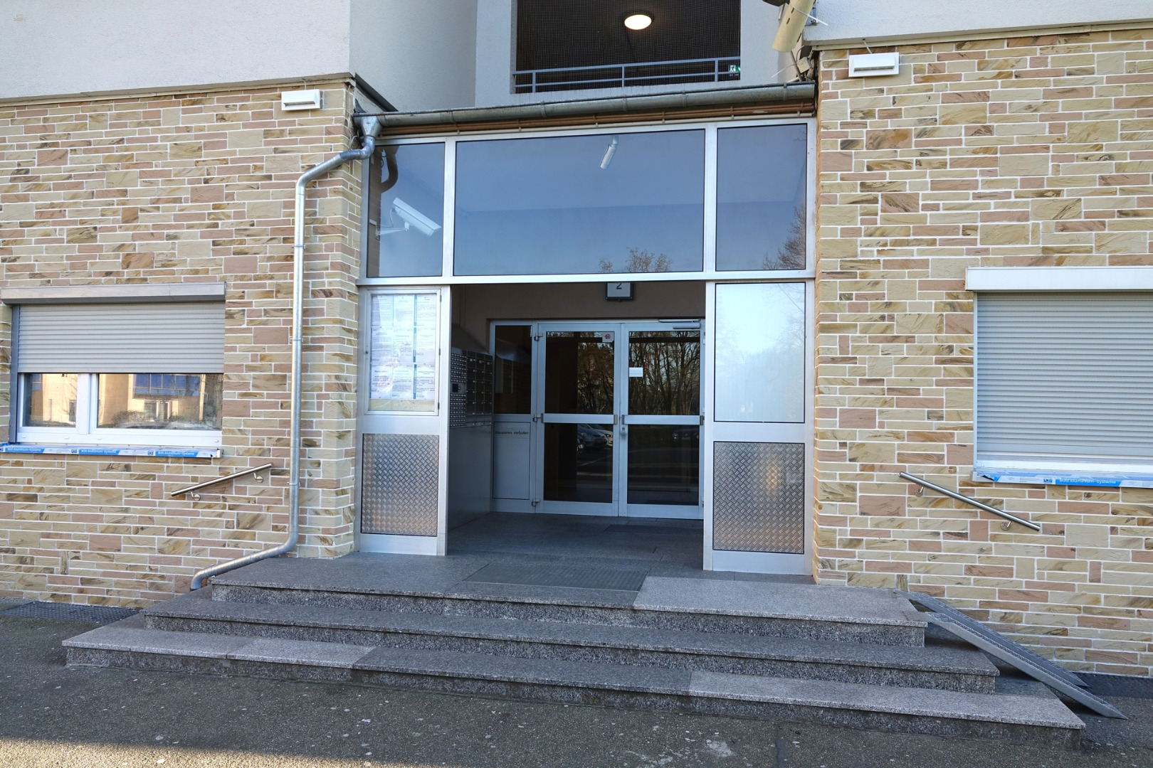 PROVISIONSFREI! Renovierte 3-ZKB-Wohnung mit Stil – Balkon und Aussicht inklusive.