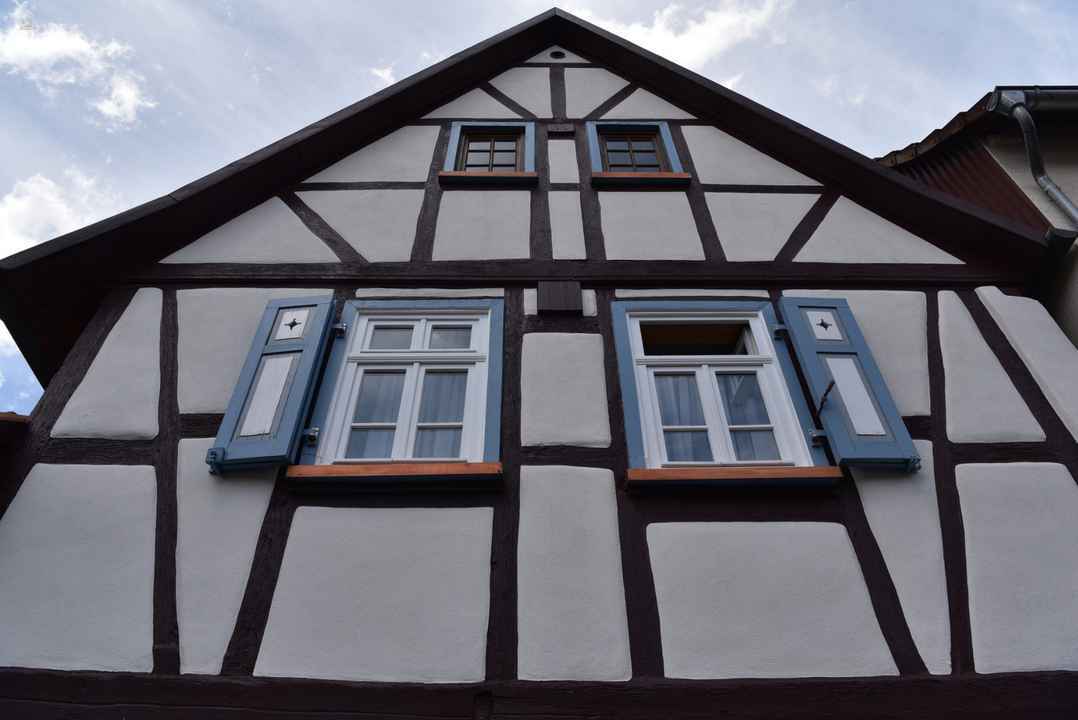 Kleinod in bestem Sinne: Hofreite mit 2 Wohnhäusern, Garten & Nebengebäuden. Wunderschön! 