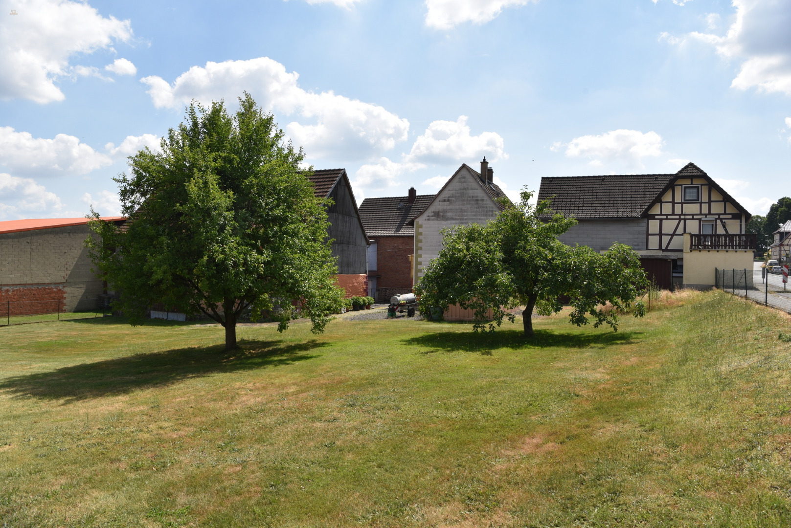Für Pferdefreunde und Ruhesuchende: EFH mit großem Grundstück und Nebengebäuden. Zusätzl. Bauplatz!