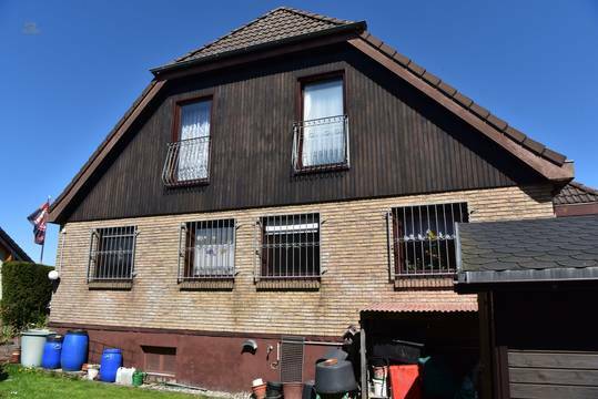 KÄUFERPROVISIONSFREI! Schmuckes EFH/ZFH mit viel Platz und süßem Garten. 2 Garagen und Stellplätze. 6164 