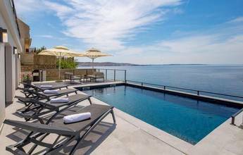 Thumbnail von カールオバグ地域の海辺に位置する、特別な場所にあるプール付きのヴィラ