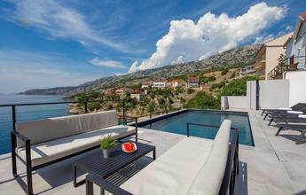 Thumbnail von カールオバグ地域の海辺に位置する、特別な場所にあるプール付きのヴィラ