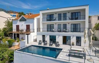 Thumbnail von カールオバグ地域の海辺に位置する、特別な場所にあるプール付きのヴィラ