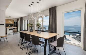 Thumbnail von カールオバグ地域の海辺に位置する、特別な場所にあるプール付きのヴィラ