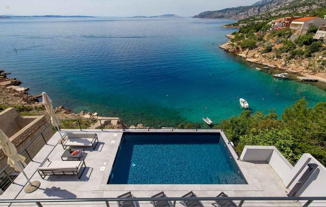 Villa con piscina en una ubicación excepcional justo en el mar, región de Karlobag