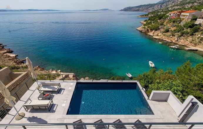 Villa mit Pool in außergewöhnlicher Lage direkt am Meer, Region Karlobag