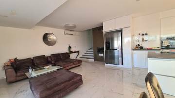 Thumbnail von Modernes Haus mit Swimmingpool und Meerblick