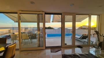 Thumbnail von Modernes Haus mit Swimmingpool und Meerblick