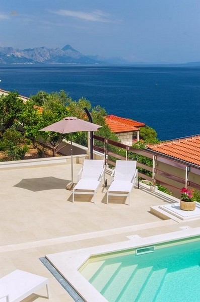 Schickes Steinhaus mit Pool und Meerblick in Selca