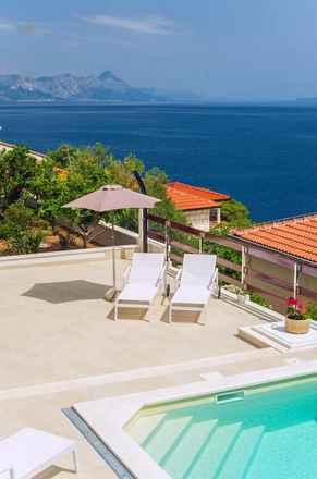 Schickes Steinhaus mit Pool und Meerblick in Selca