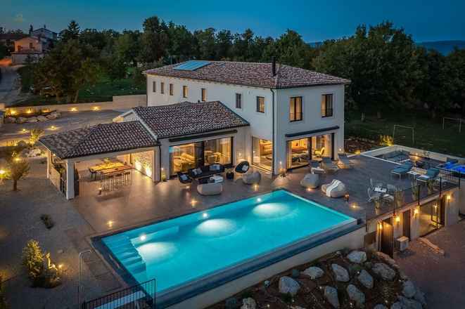 Mediterrane Villa mit Tennisplatz und großem Pool, Region Motovun
