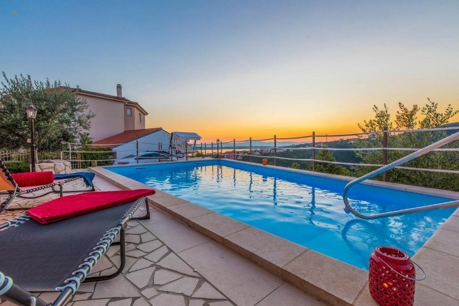 Mehrfamilienhaus mit Pool und Meerblick in Crikvenica