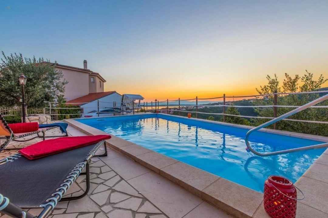 Mehrfamilienhaus mit Pool und Meerblick in Crikvenica