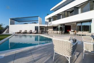 Thumbnail von Villa de lujo moderna con piscina y vista al mar