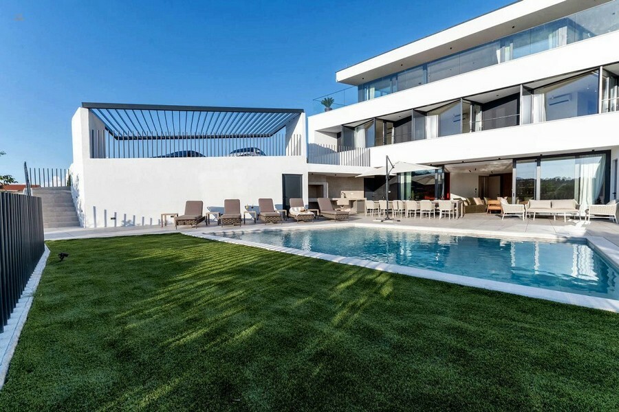 Villa de lujo moderna con piscina y vista al mar