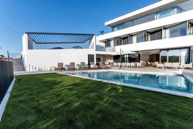 Villa de lujo moderna con piscina y vista al mar