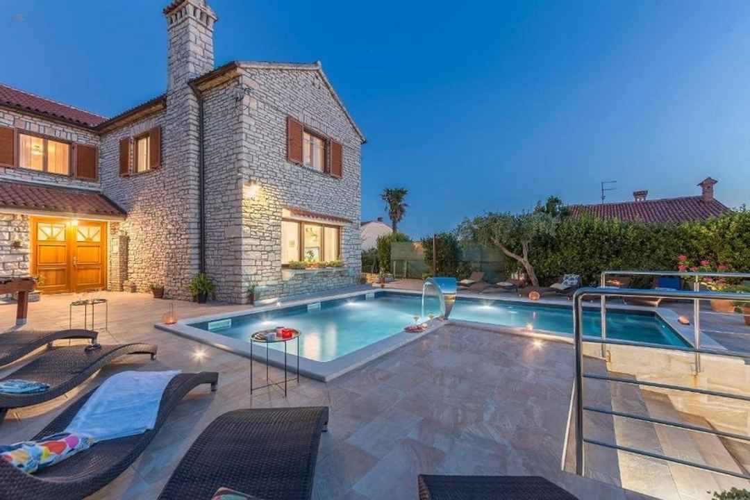 Hochwertige Steinvilla mit Pool in Medulin