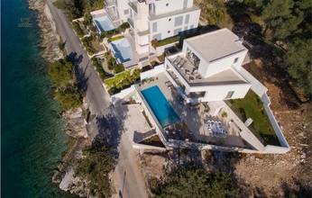 Thumbnail von Villa moderna con piscina en primera línea del mar