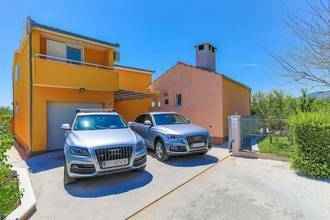Thumbnail von Schönes Mehrfamilienhaus mit Pool und Meerblick in Kaštel Lukšić