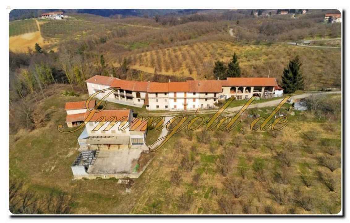 Kompletter Weiler mit mehreren Bauwerken in ruhiger Lage