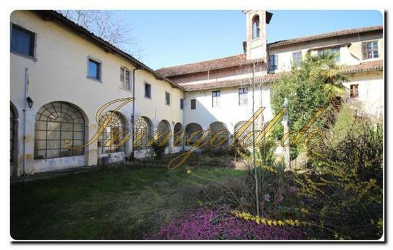 Immogold ehemaliges Klosteranwesen mit zwei Klöstern zu renovieren