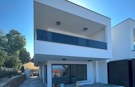 Moderne Villa mit Swimmingpool und Meerblick
