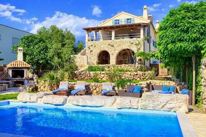 Mediterrane Villa mit Pool und Meerblick
