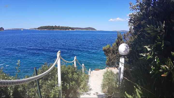 Villa mit 9 Appartements in außergewöhnlich schöner Lage am Meer