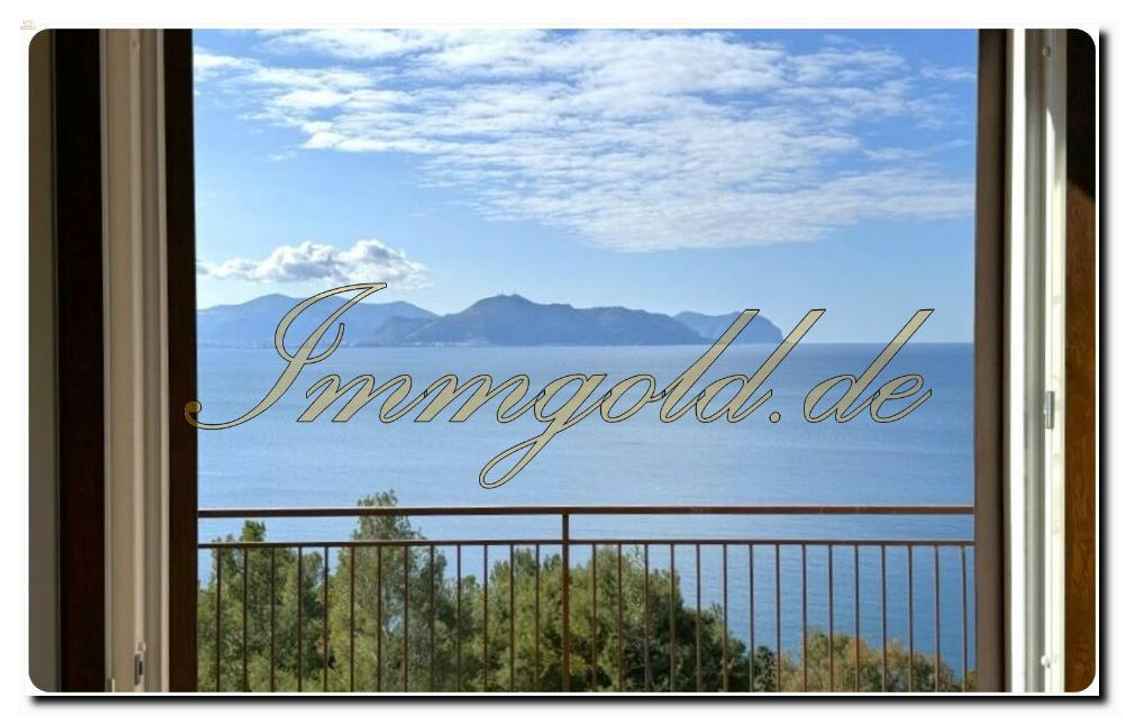 Aparte Neubau-Villa mit Meerblick und Grundstück.