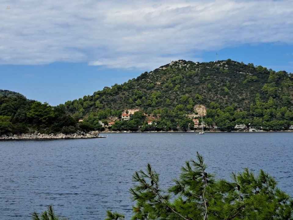 Seltenes Baugrundstück im Naturpark Lastovo: ruhige Lage mit Panorama-Meerblick