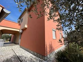 Thumbnail von Mehrfamilienhaus mit Pool und 5 Wohneinheiten, Insel Krk