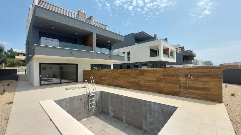 Moderne Neubau-Appartements mit Meerblick in Novalja