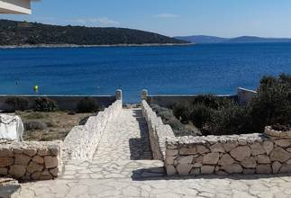 Thumbnail von Haus mit mediterranem Garten in erster Reihe zum Meer, Region Rogoznica / Trogir