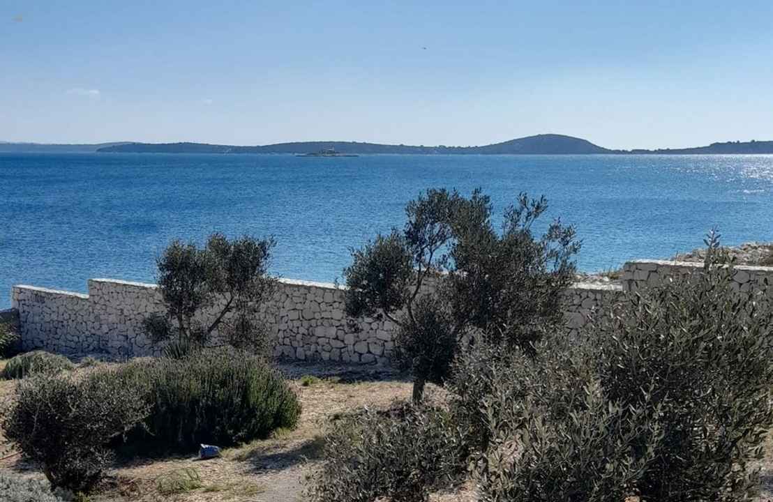 Haus mit mediterranem Garten in erster Reihe zum Meer, Region Rogoznica / Trogir