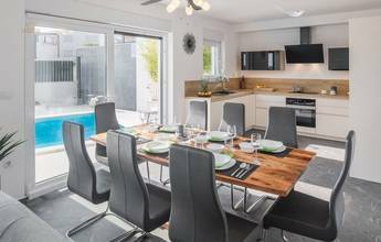 Thumbnail von Moderne Villa mit Swimmingpool und Meerblick