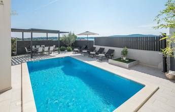 Thumbnail von Moderne Villa mit Swimmingpool und Meerblick