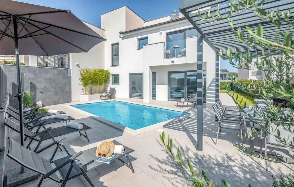 Moderne Villa mit Swimmingpool und Meerblick