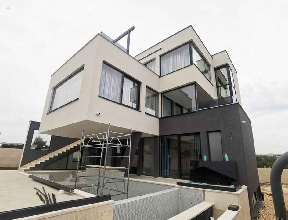 Moderne Villa mit Pool und Blick bis zum Meer in Medulin