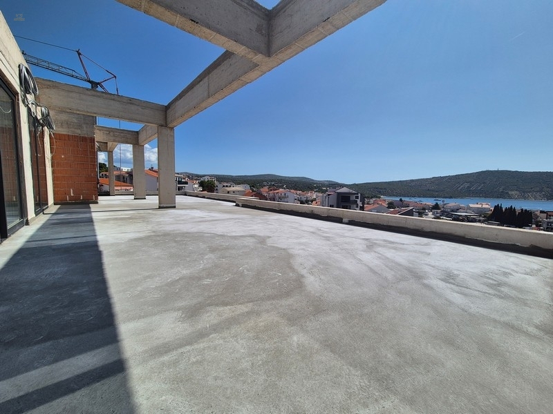 Luxuriöses Penthouse mit Swimmingpool und Meerblick