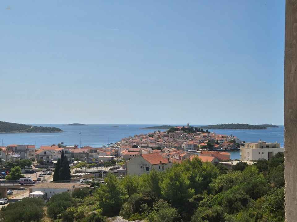 Moderne Neubau-Appartements (EG-Wohnungen mit Pool und Garten)