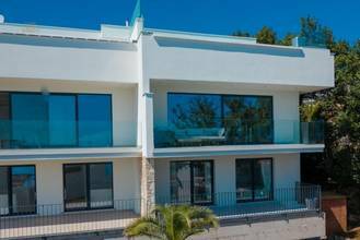 Thumbnail von Luxuriöse Doppelhaushälfte mit Swimmingpool und Panorama-Meerblick